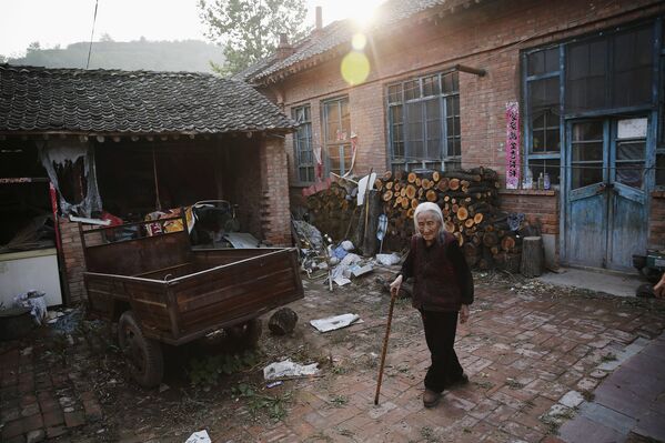 Цзюйсян Хао во дворе своего дома в городе Гучэн, провинция Шаньси