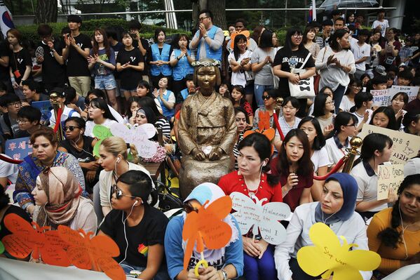 Митинг у статуи «женщины для утешения» в Сеуле