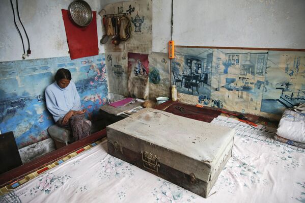 Жэнь Ланэ в своем доме в городе Гучэн, провинция Шаньси