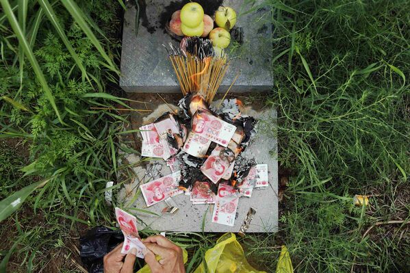 Чжан Шуанбин у могилы Лю Мяньхуань, бывшей «женщины для утешения»