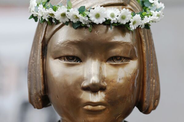 Скульптура «женщины для утещения» в Сеуле