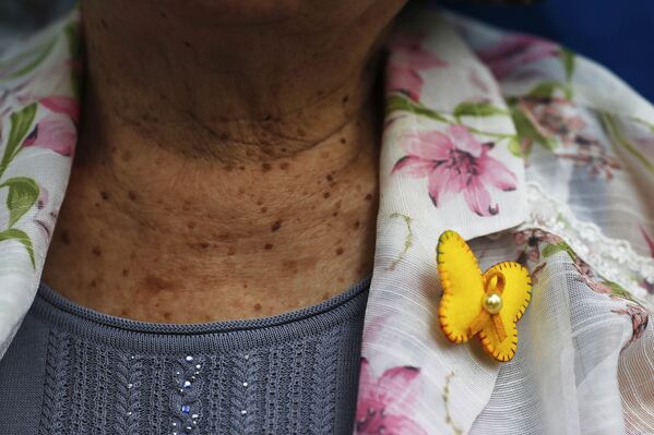 Бабочка на одежде бывшей «женщины для утещения» Кир Вон Окх