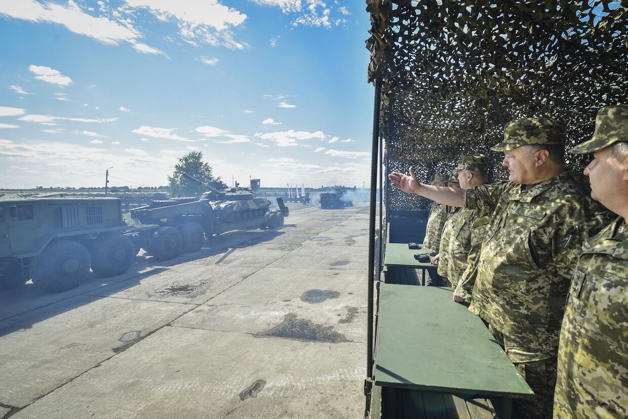 Президент Украины Петр Порошенко на церемонии передачи оружия и военной техники ВСУ на авиабазе в Чугуеве