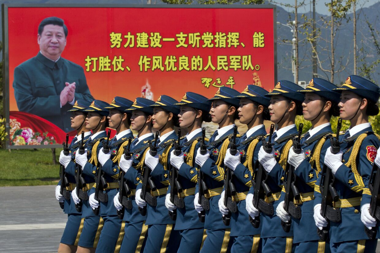 Женщины-солдаты НОАК во время маршировки на военной базе под Пекином