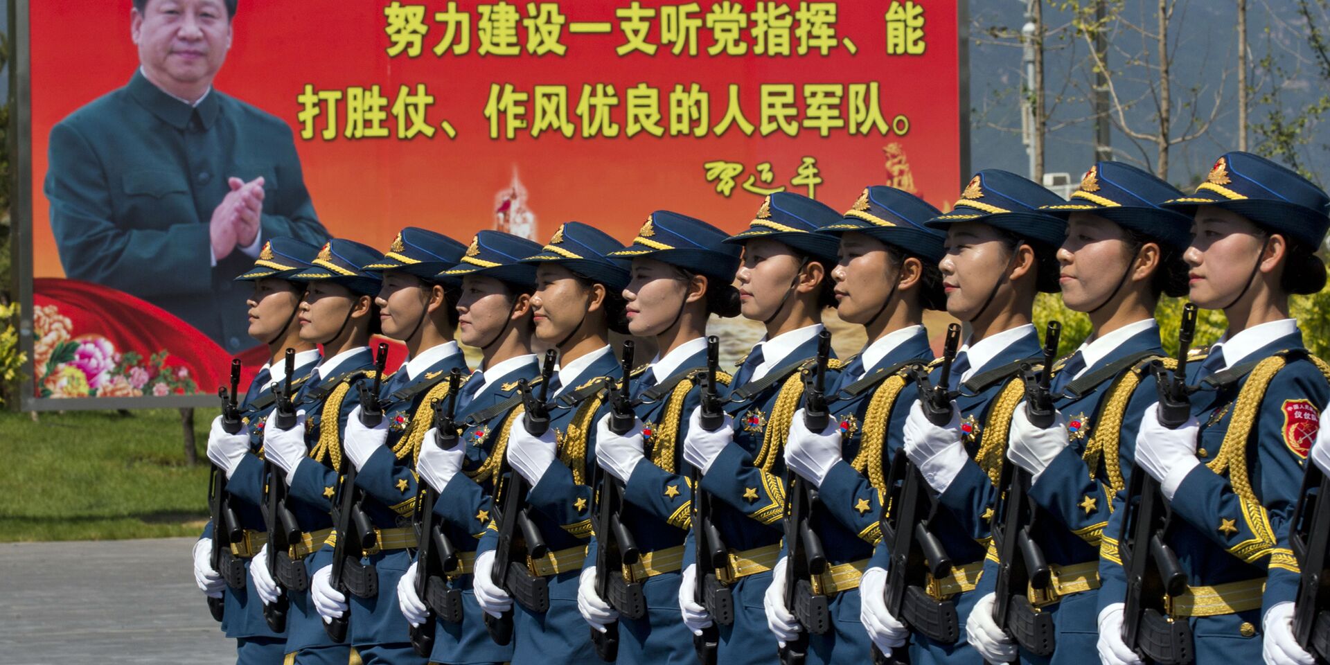 Женщины-солдаты НОАК во время маршировки на военной базе под Пекином - ИноСМИ, 1920, 01.06.2022