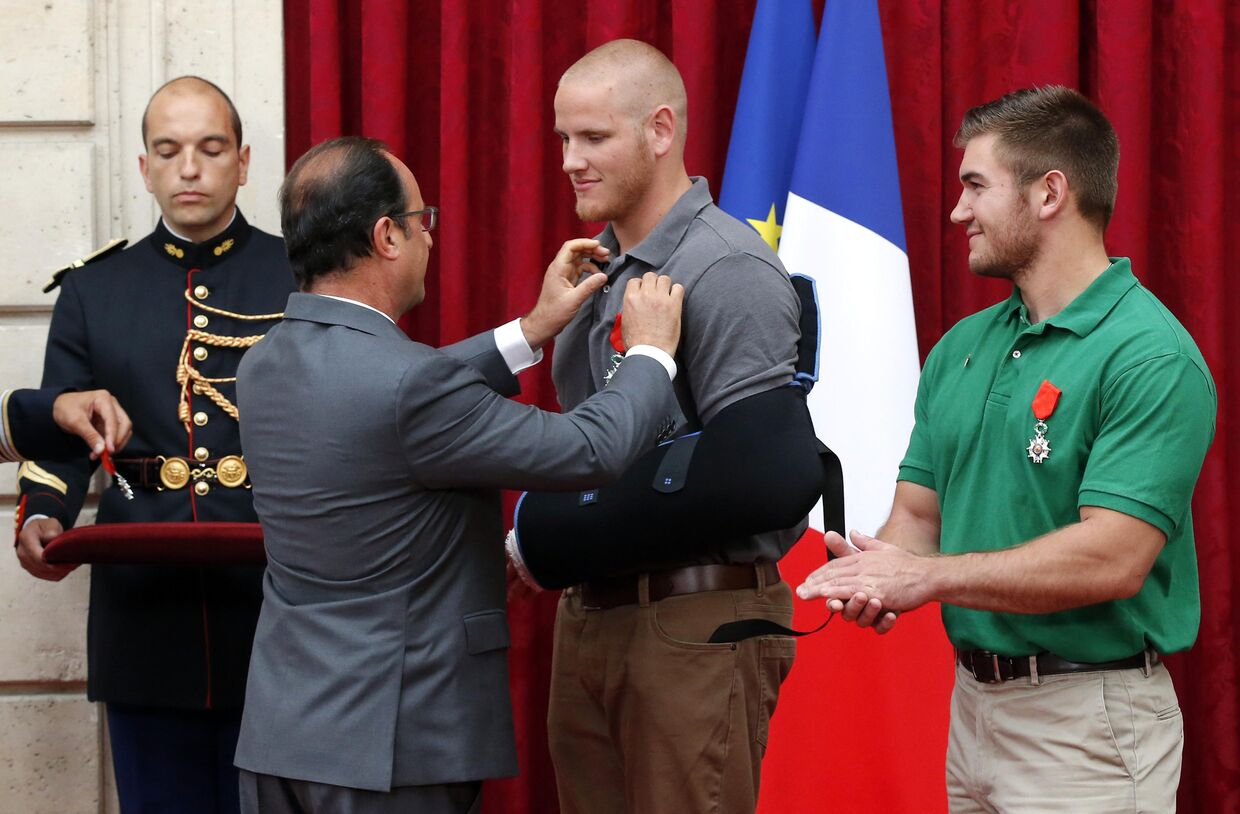 Франсуа Олланд вручает Орден Почетного Легиона пассажирам поезда Thalys