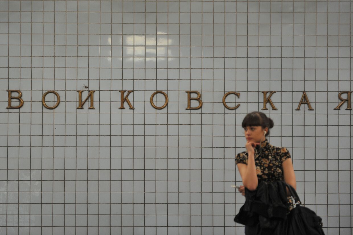 Девушка в вестибюле станции метро Войковская в Москве