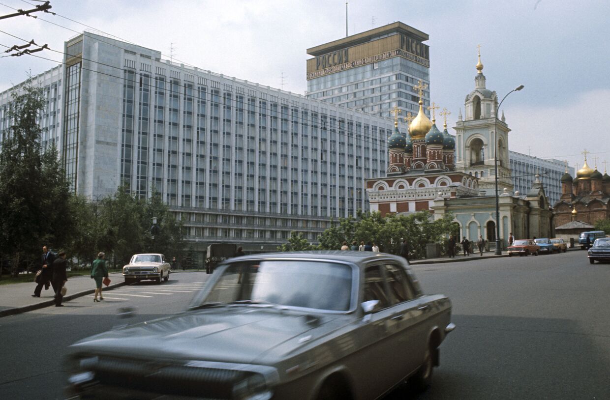 Вид на гостиницу Россия со стороны улицы Варварка