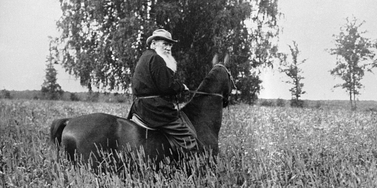 Писатель Лев Толстой на прогулке верхом