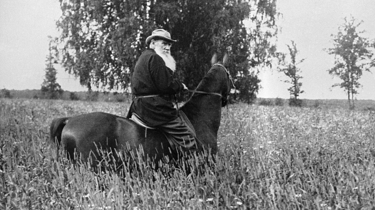 Писатель Лев Толстой на прогулке верхом