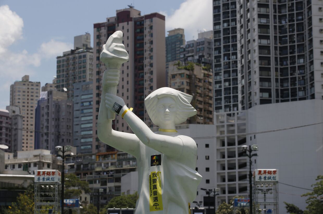 Статуя Богини демократии, символ протестов на площади Тяньаньмэнь, на улице в Гонконге