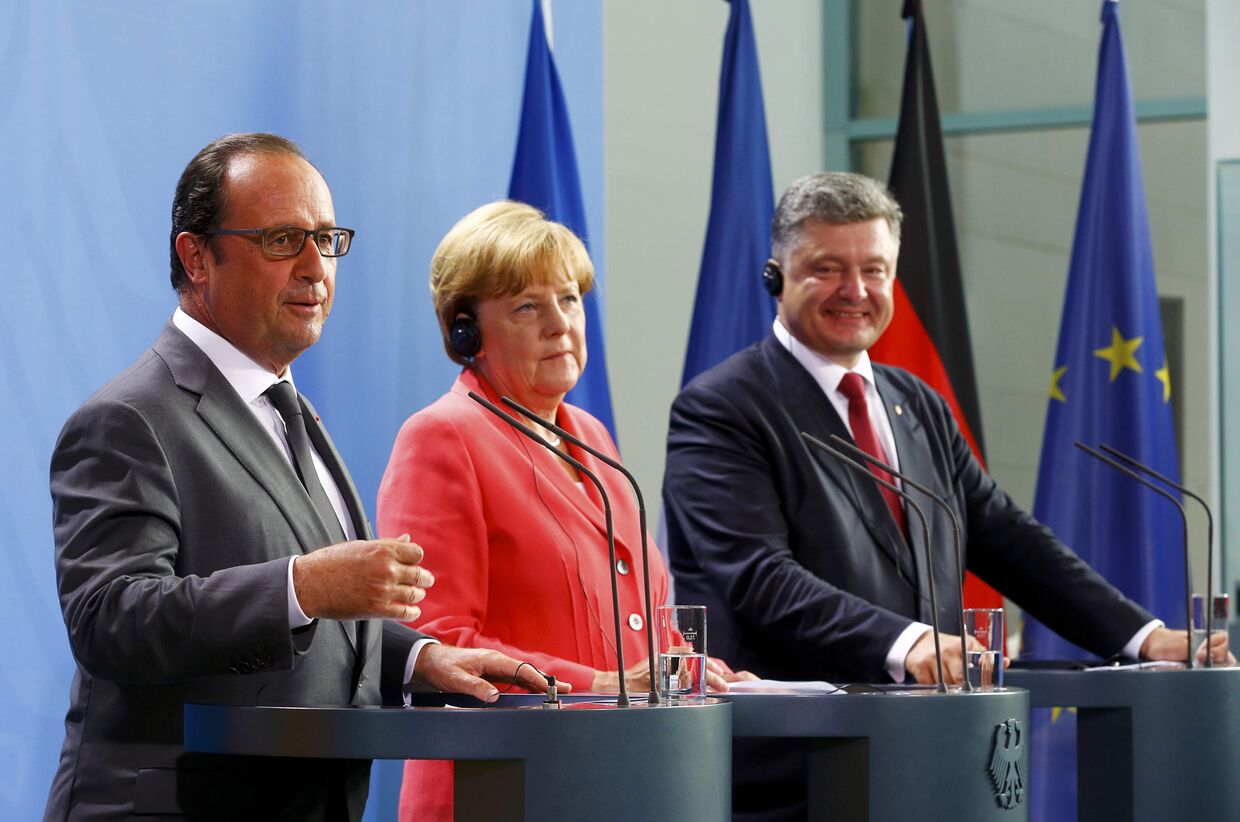 Франсуа Олланд, Ангела Меркель и Петр Порошенко во время встречи в Берлине