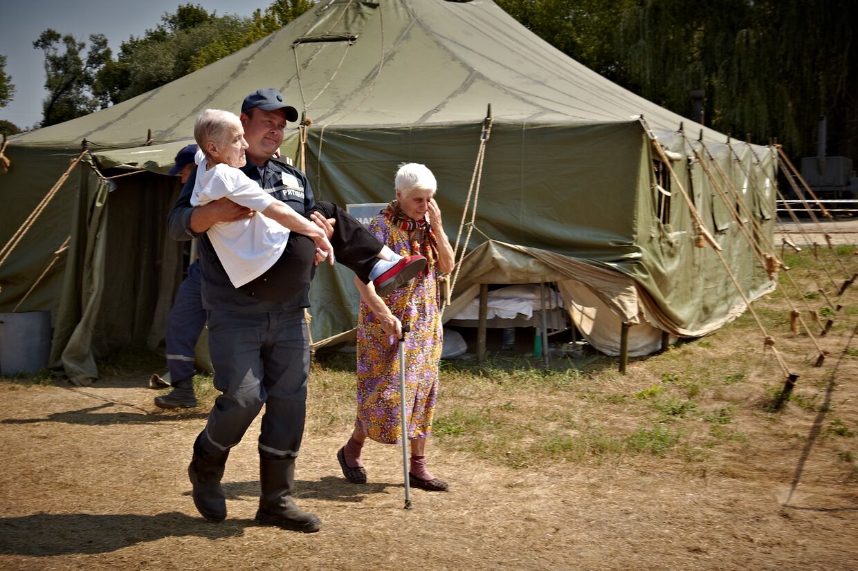 Лагерь для беженцев из зоны силовой операции на юго-востоке Украины в Луганской области