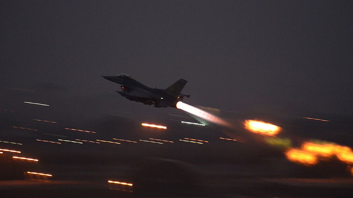 F-16 Fighting Falcon взлетает с  базы ВВС Инджирлик 