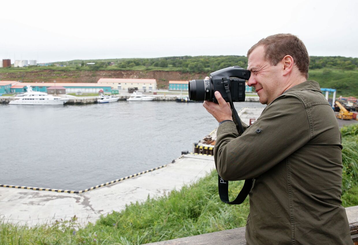 Председатель правительства России Дмитрий Медведев во время осмотра портового пункта Курильский в поселке Китовый на острове Итуруп на Курильских островах