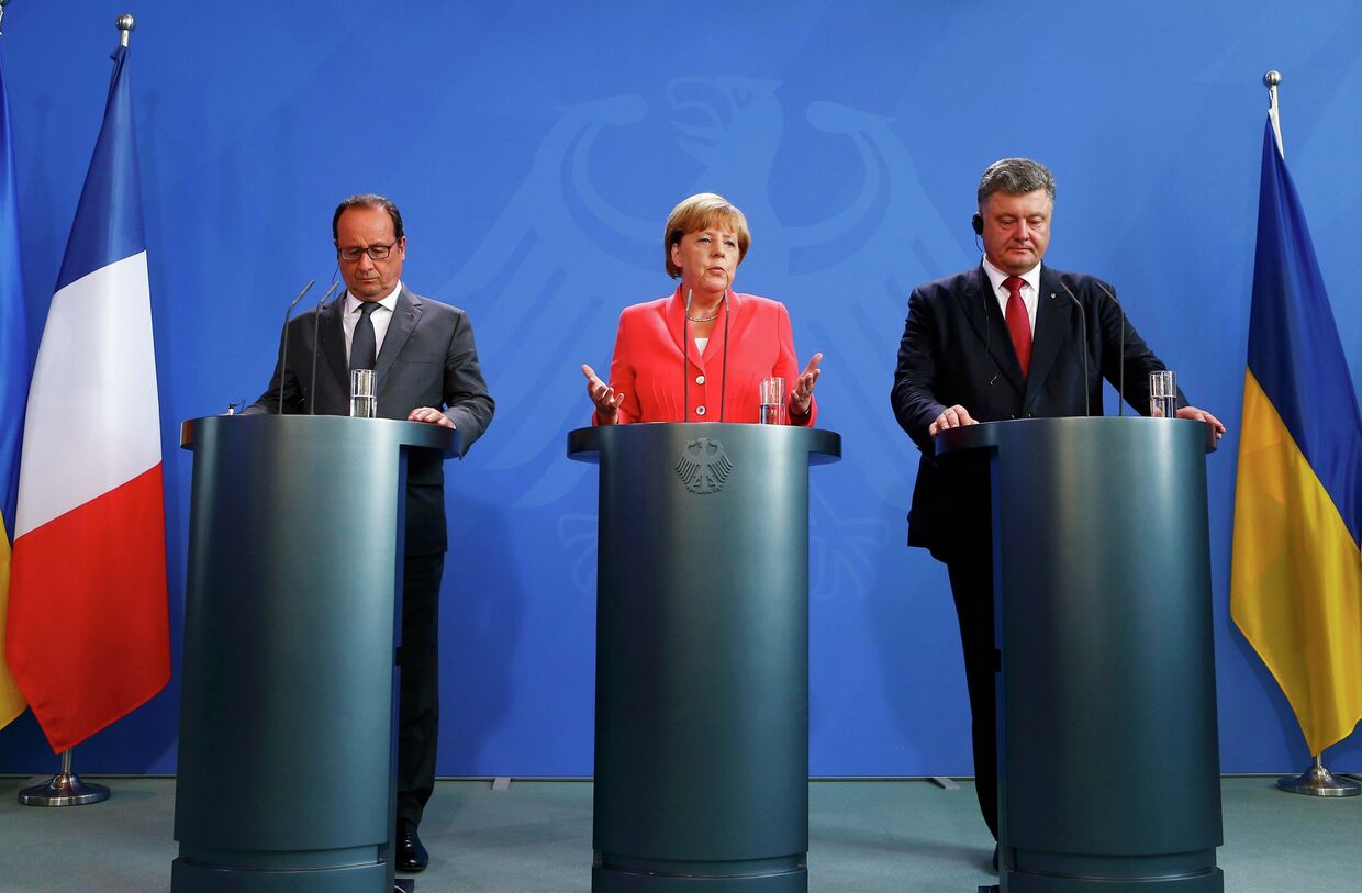 Канцлер Германии Ангела Меркель, президент Франции Франсуа Олланд и президент Украины Петр Порошенко общаются со СМИ после встречи в Берлине
