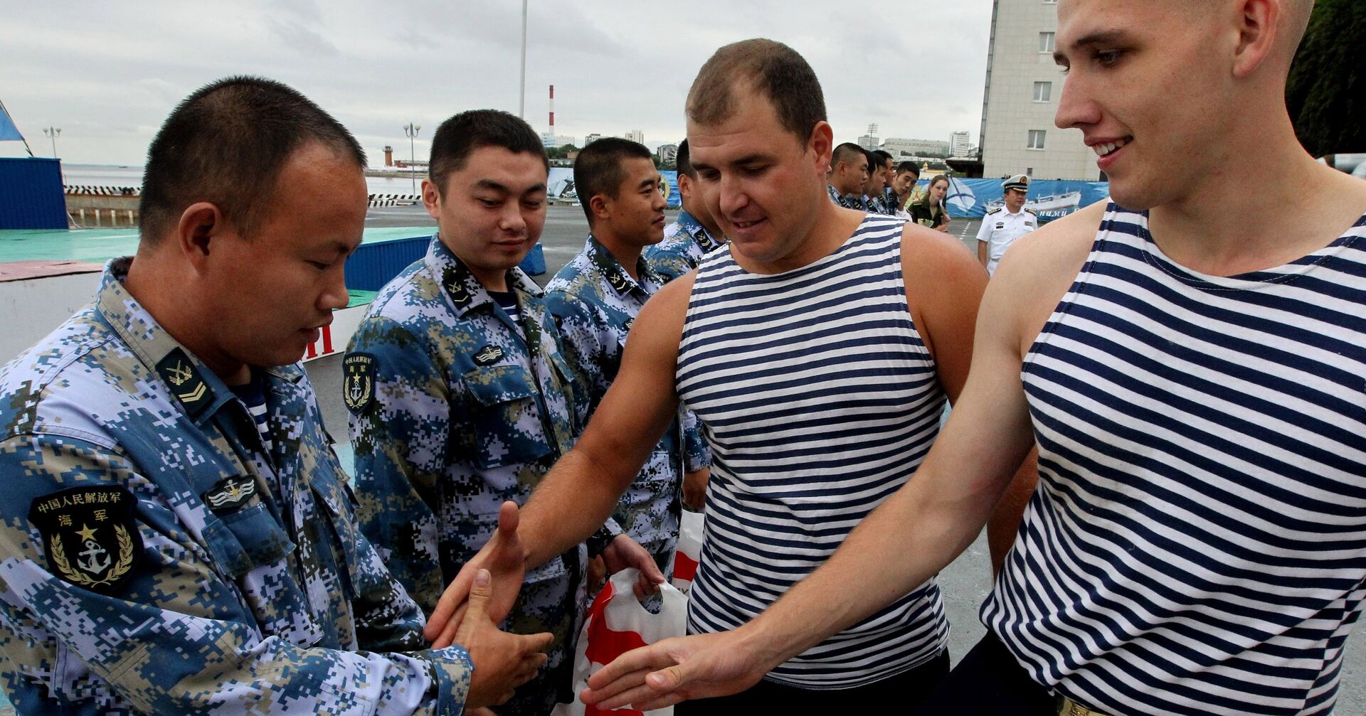 Китайские и российские моряки обмениваются рукопожатиями - ИноСМИ, 1920, 11.01.2021