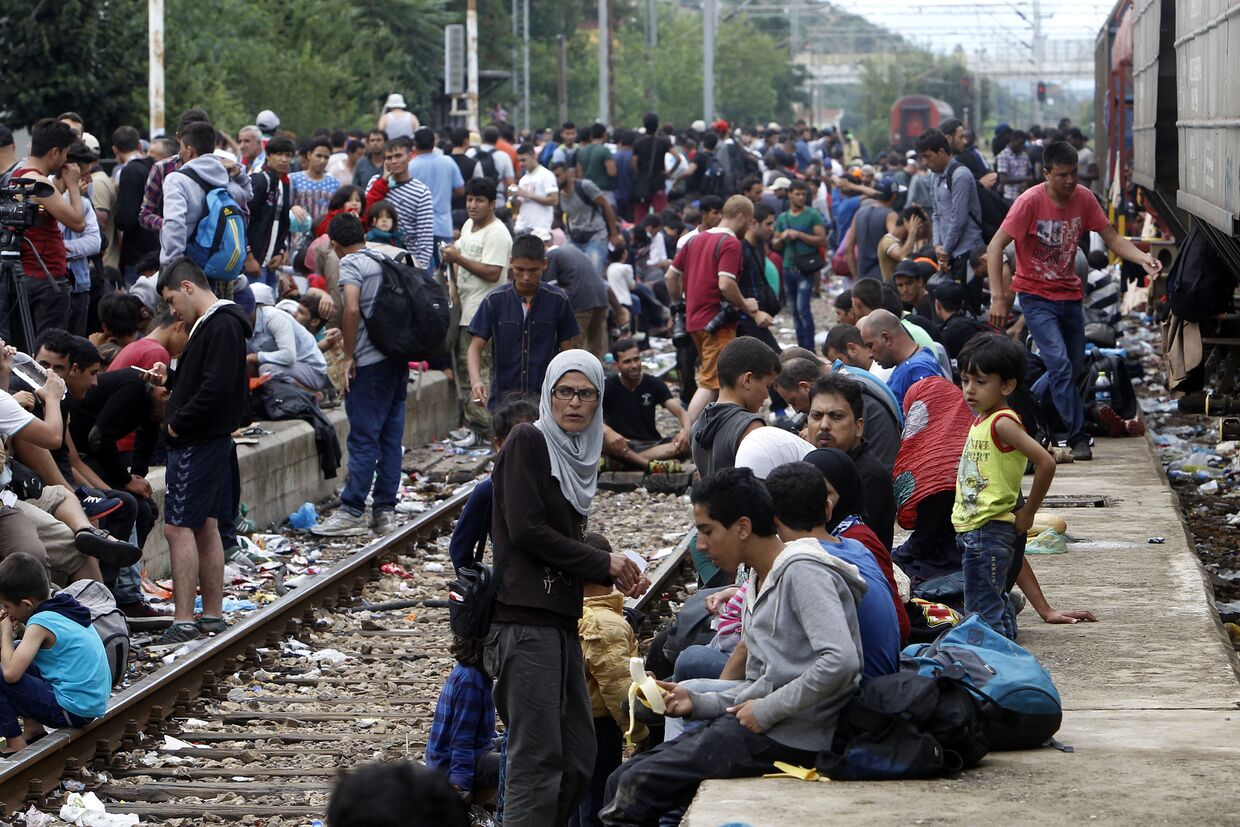 Беженцы на железнодорожной станции в городе Гевгелия, Македония, после перехода границы с Грецией