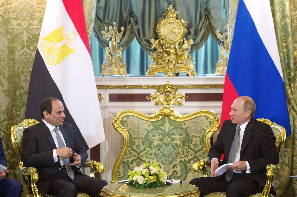 Президент России Владимир Путин (справа) и президент Арабской Республики Египет Абдель Фатах ас-Сиси во время встречи в Кремле