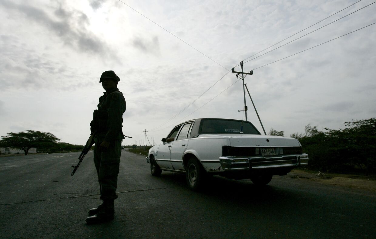 Венесуэльские военные патрулируют границу с Колумбией