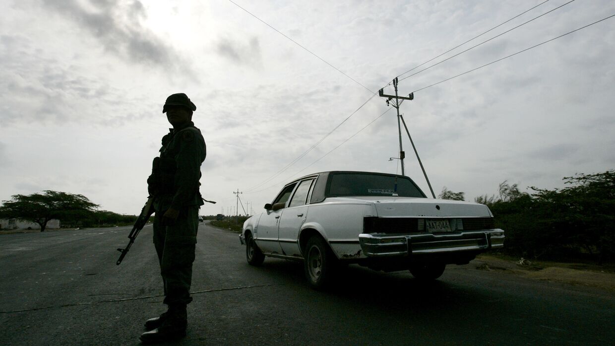 Венесуэльские военные патрулируют границу с Колумбией