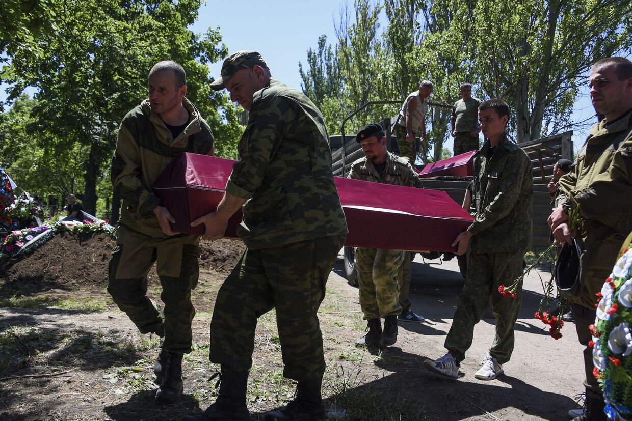 Похороны ополченца, погибшего во время боя за Марьинку в Донецкой области