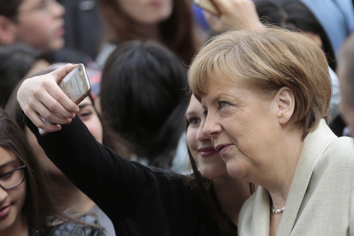 Школьница делает селфи с Ангелой Меркель