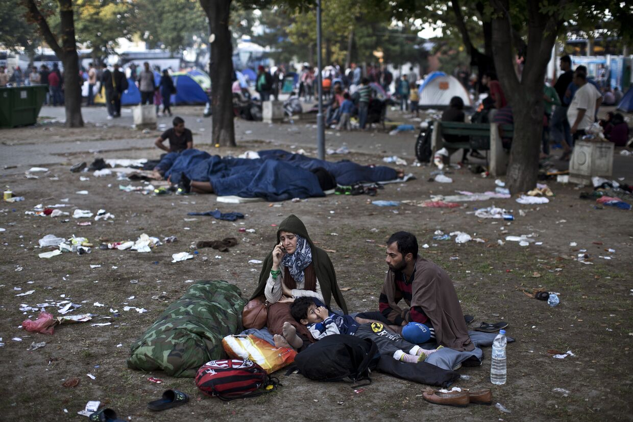 Беженцы из Сирии в парке в Белграде