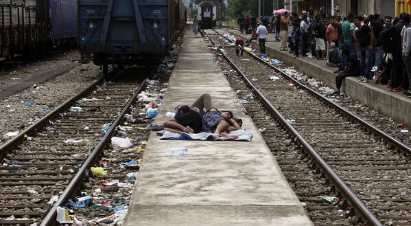 Мигранты спят на железнодорожной станции в Гевгелии, Македония