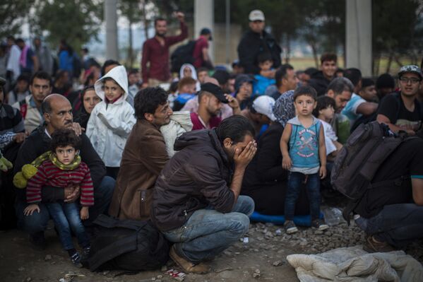 Мигранты на станции Идомени на севере Греции ждут разрешения от полиции пересечь границу с Македонией