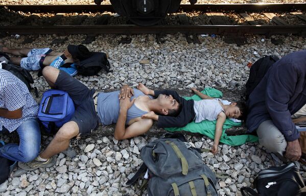 Беженцы из Сирии спят на станции в Гевгелии, Македония