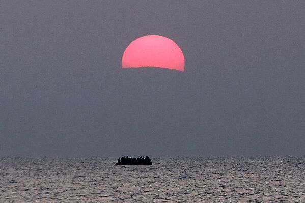 Лодка мигрантов у побережья греческого острова Кос