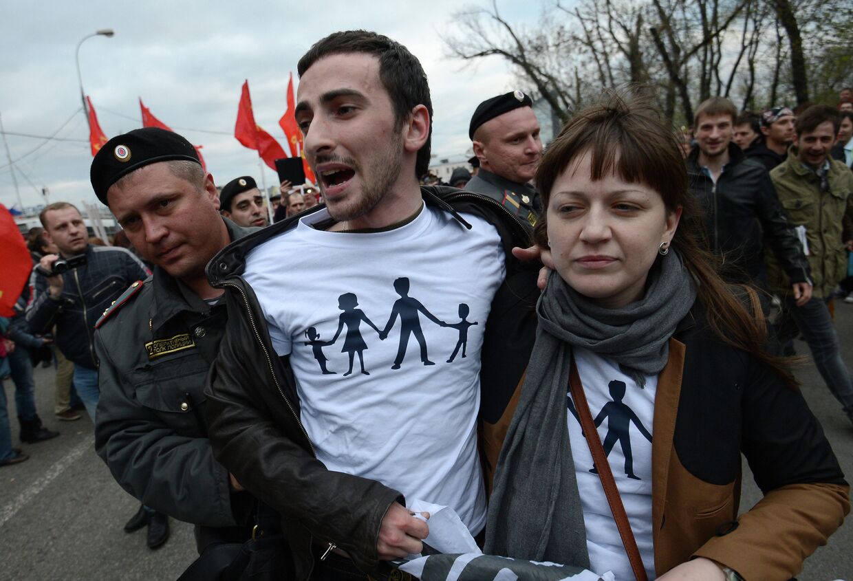 Сотрудники полиции задерживают православного активиста Дмитрия Энтео (Цорионова) на митинге оппозиции на Болотной площади в Москве
