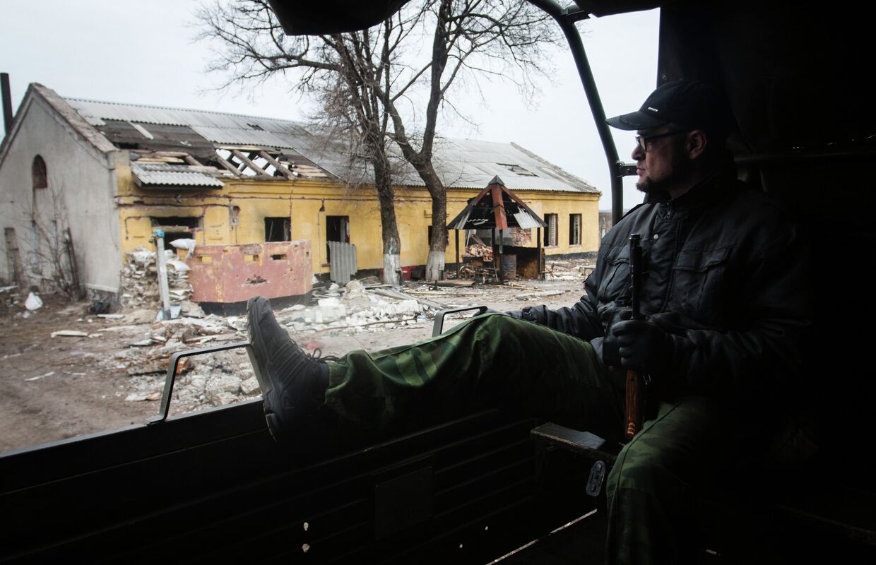 Ополченцы Донецкой народной республики (ДНР) едут на позиции недалеко от поселка Пески
