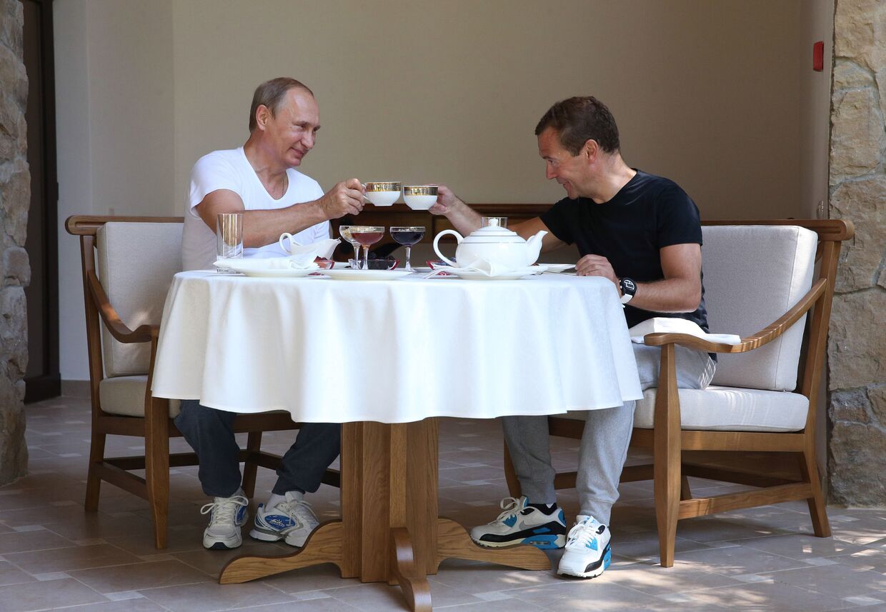 Владимир Путин и Дмитрий Медведев пьют чай в резиденции Бочаров ручей в Сочи