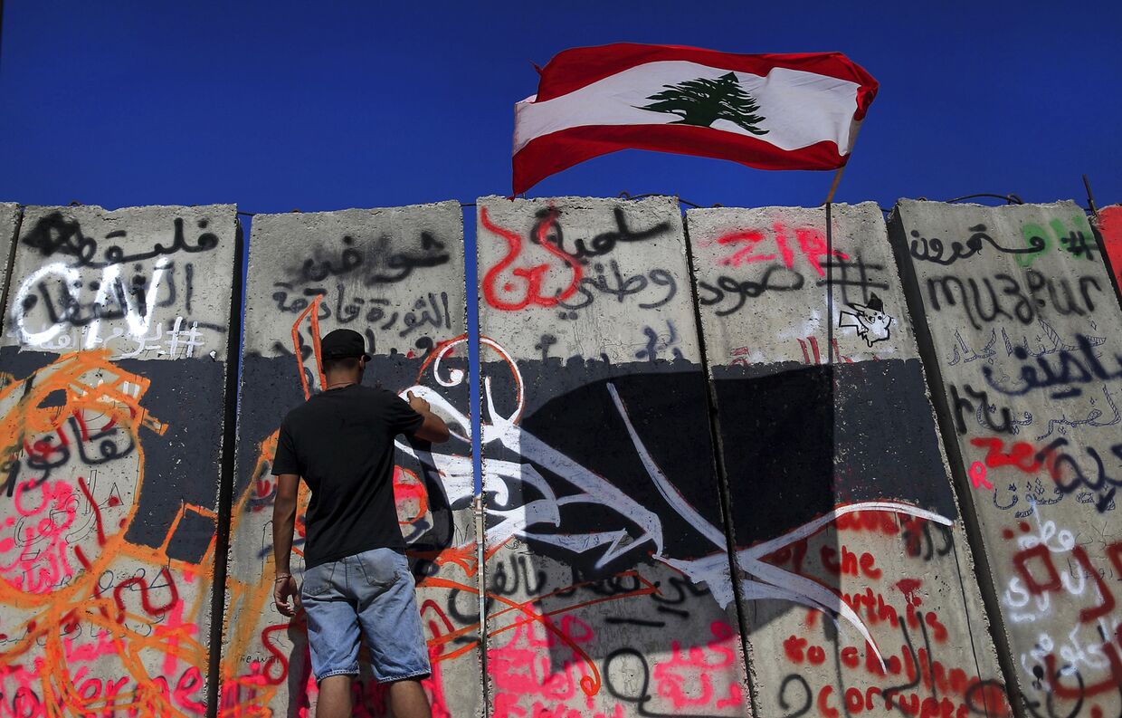 Бетонная стена у здания правительства в центре Бейрута