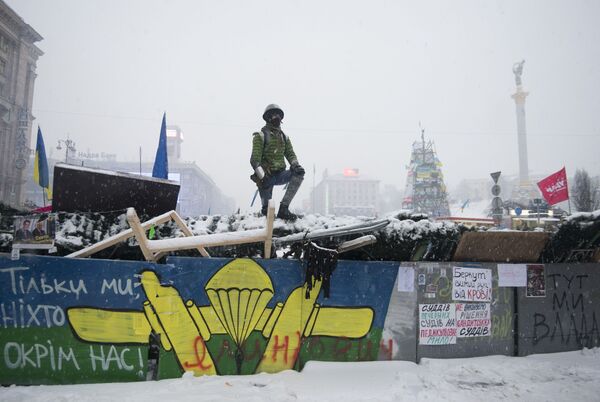 Сторонник евроинтеграции стоит на баррикадах на площади Независимости в Киеве Сторонник евроинтеграции стоит на баррикадах на площади Независимости в Киеве