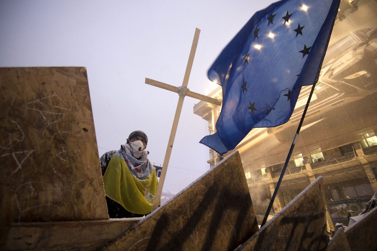 Сторонник евроинтеграции стоит на баррикадах на площади Независимости в Киеве