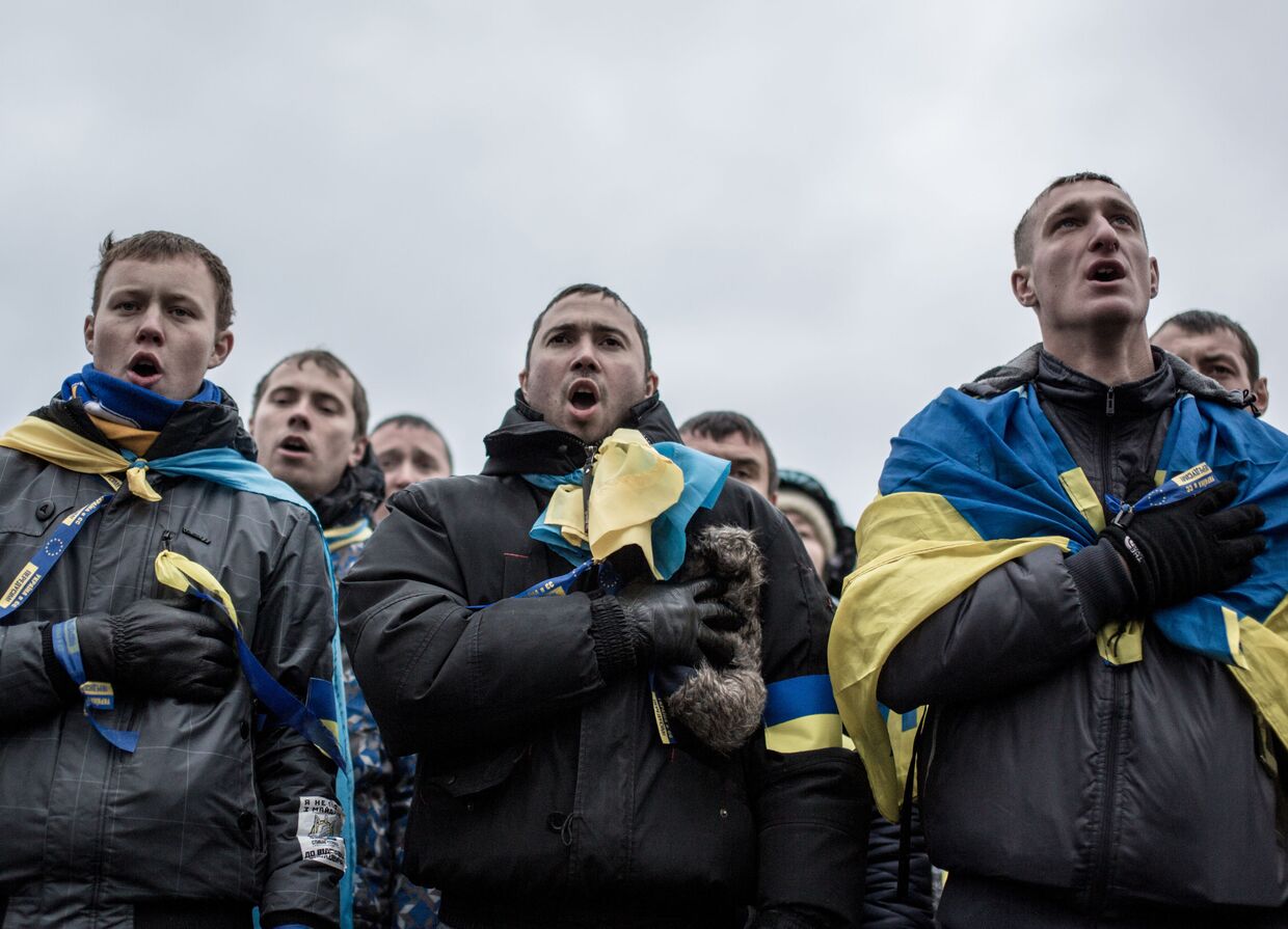 Участники акции протеста поют гимн Украины