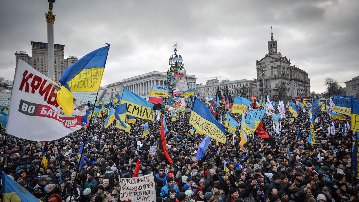 Сторонники евроинтеграции Украины во время митинга на площади Независимости в Киеве
