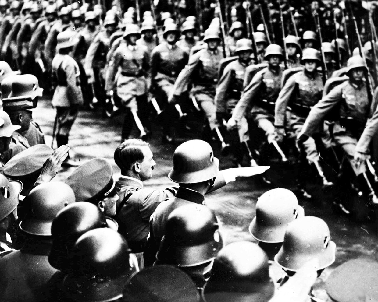Адольф Гитлер принимает парад войск в Берлине, 1934 год