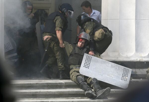 Раненный во время столкновений у здания Верховной рады боец Национальной гвардии Украины