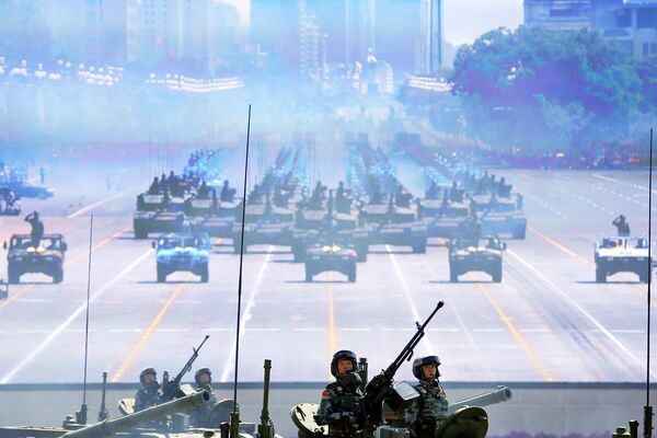 Солдаты Народно-освободительной армии Китая во время парада на площади Тяньаньмэнь в Пекине