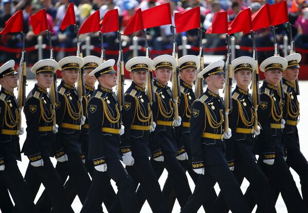 Российские солдаты принимают участие в параде на площади Тяньаньмэнь в Пекине