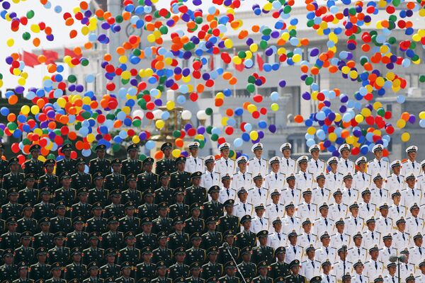 Окончание военного парада на площади Тяньаньмэнь в Пекине, посвященного победе в Японо-китайской войне