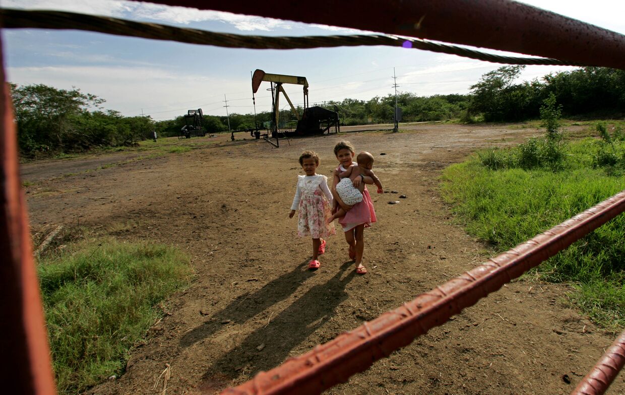 Добыча нефти на окраине города Маракайбо, Венесуэла
