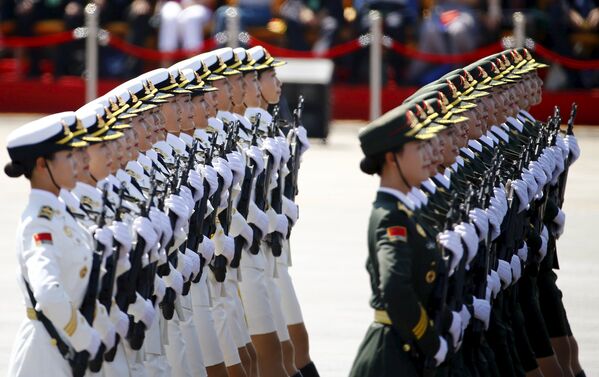 Женщины-солдаты Народно-освободительной армии Китая во время парада на площади Тяньаньмэнь в Пекине