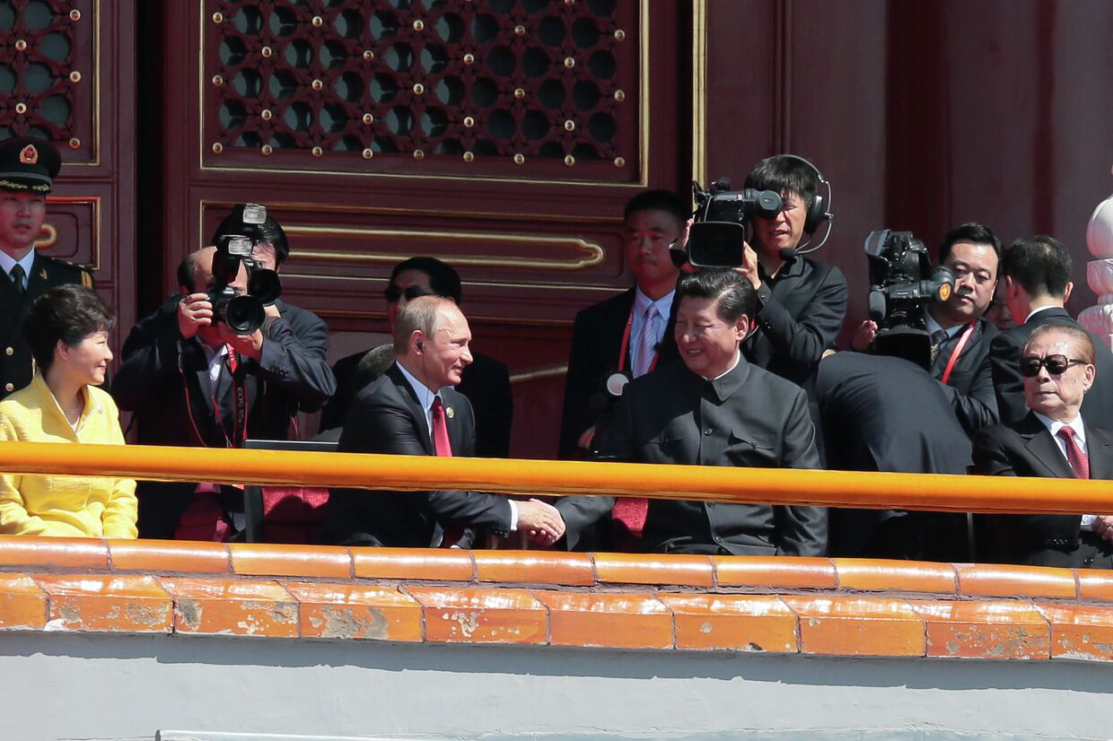 Владимир Путин и Си Цзиньпин перед началом парада на площади Тяньаньмэнь в Пекине
