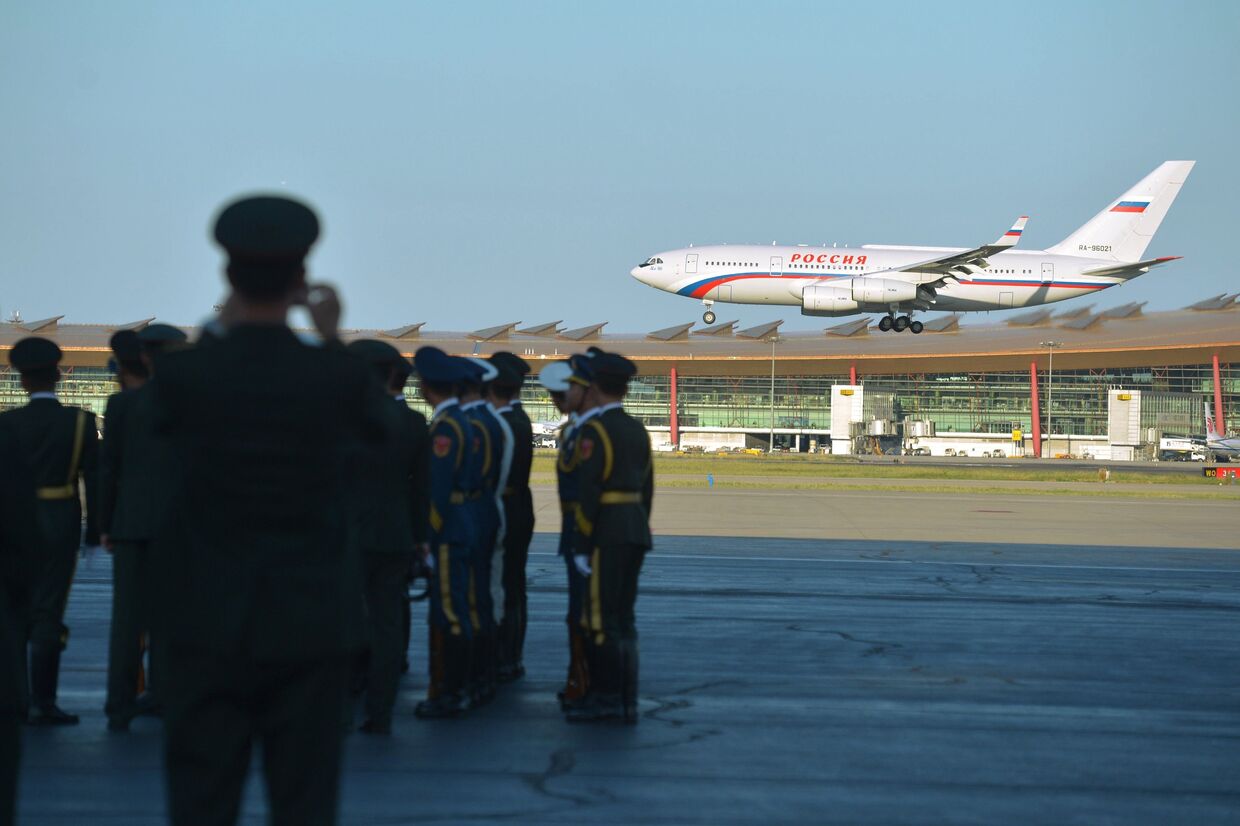 Самолет президента России Владимира Путина приземляется в аэропорту Пекина