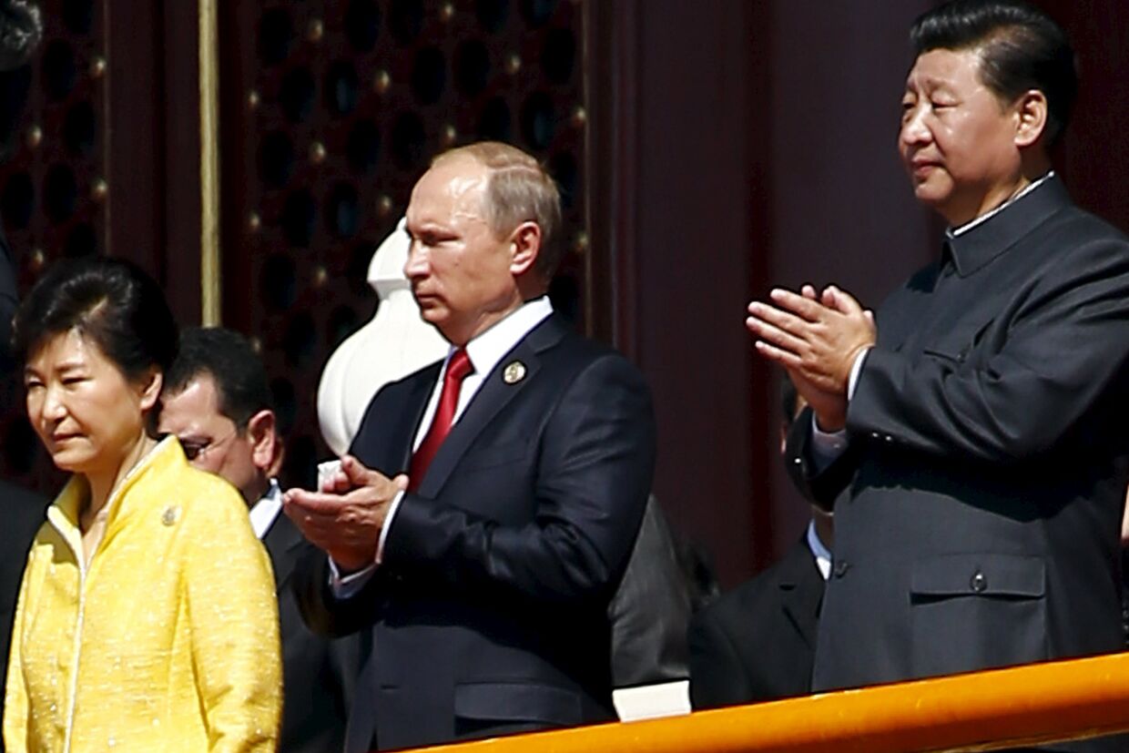 Владимир Путин, Пак Кын Хэ и Си Цзиньпин во время Парада Победы на площади Тяньаньмэнь в Пекине 